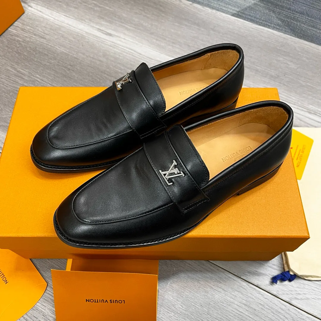 Factory price: 520💰-(LV) men’s formal leather shoes! Genuine molded horsebit, a classic must-have for your shoe cabinet! The feet are particularly delicate! This Gucci original version is a set last, and we are consistent with the counter! Therefore, it is more comfortable in terms of last shape and comfort! Take it to the counter and compare at will! Good shoes are more than just what they make! But grasp the essence from the inside out! Material: Imported first-layer cowhide! Genuine leather outsole imported from Italy, size: 39-44 (38/45 customized, non-refundable)